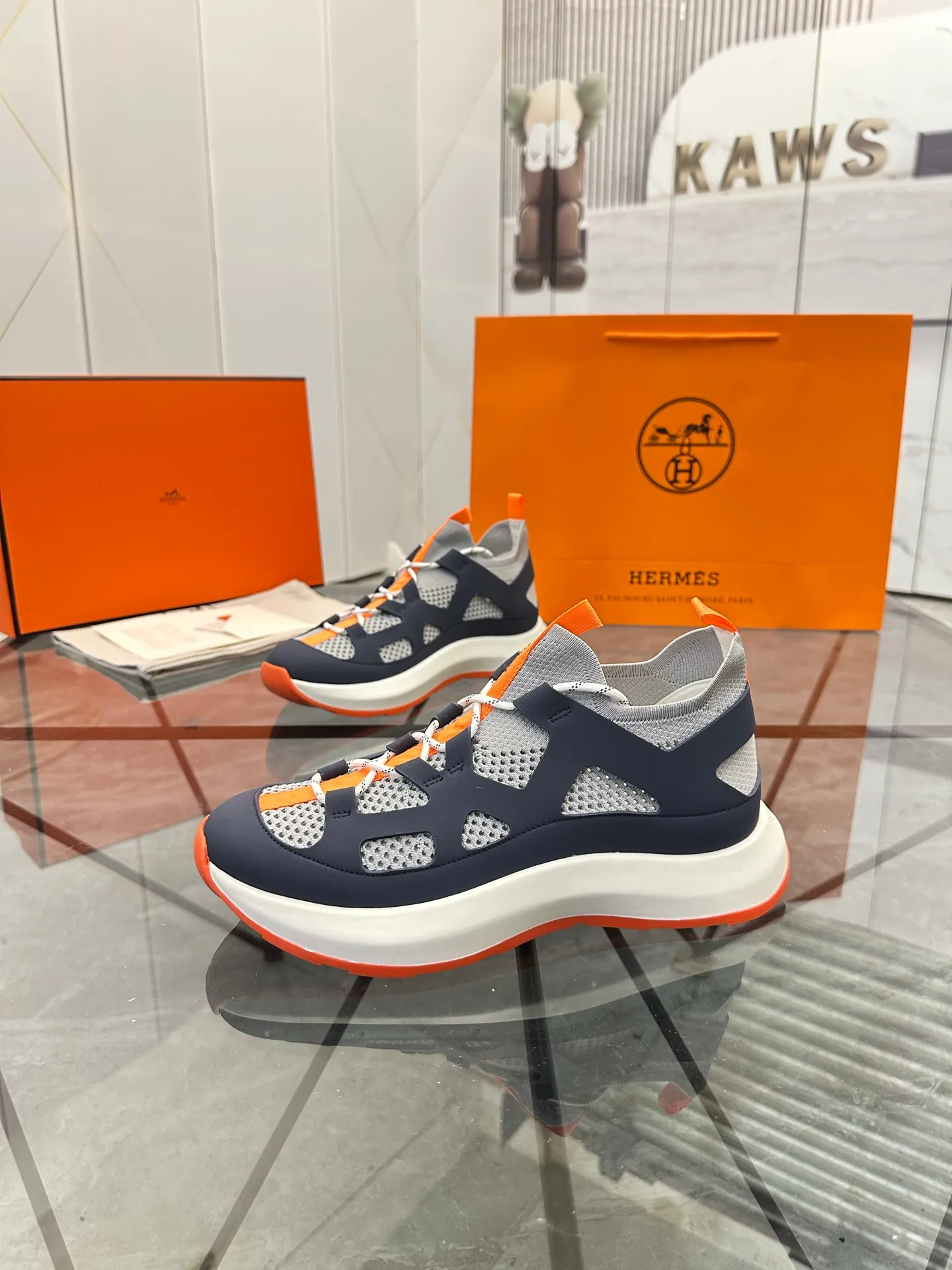 Men's shoes for sale 💰: 💰P660¥ High-end top quality Product trademark: Hermes *"Hermès*" low-top casual shoes Regular size: 38-45 (can be customized to 46) Product materials: upper imported first-layer cowhide stitched with original fabric, original rubber sheet, breathable lining, cowhide foot pads, original outsole. No.: 001